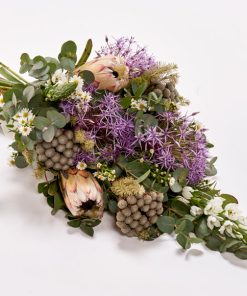 Bårebuket i lilla og hvide nuancer.