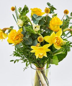 en forårsbuket i gule farver med blandede blomster