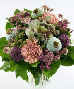 Lav tæt buket i douche farver. Buketten indeholder valmuekapsler, nelliker, hortensia, astrantia og grønne blade.