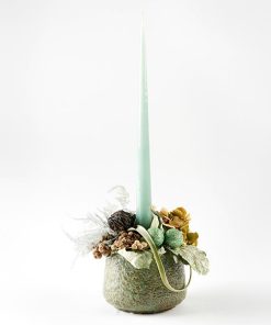 Moderne juledekoration med evighedsblomster