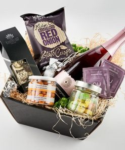 Gavekurv med bobler, chips, og andet gourmet snacks.