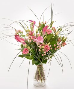 Enhøj og luftig buket i lyserøde nuancer. Buketten indeholde fine græsser, der skaber et let udtryk.