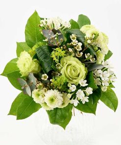 En lav buket bundet af hvider oser, santini chrysanthemum, bouvardia og voksblomster.