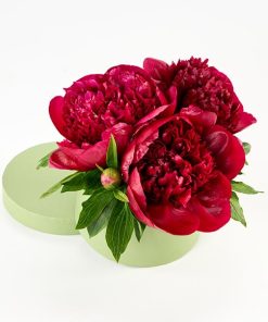 Bonderoser i en grøn blomsteræske.