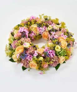 Sommerlig blomsterkrans i pastelfarver, floristens valg