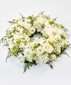 Rundpyntet krans i hvid, floristens valg