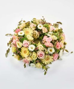 Yndig blomsterkrans i pastelfarver, floristens valg