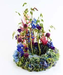 Begravelseskrans med hortensia og farverige detaljer