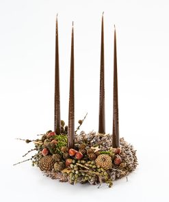 Adventskrans af kogler med naturlig pynt