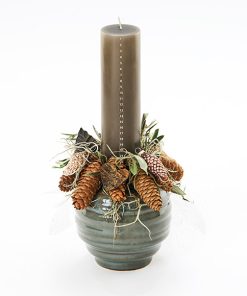 Sød kalenderlys dekoration med bloklys og kogler