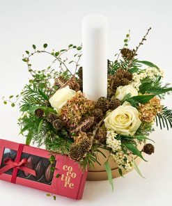 Kærlig jule blomsteræske med lys og chokolade