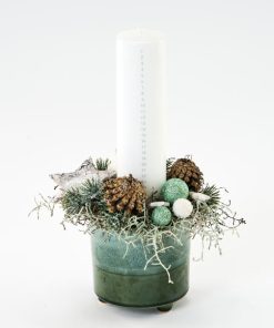 Moderne juledekoration med hvid kalenderlys