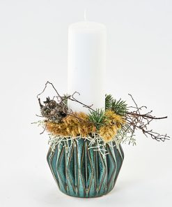 Juledekoration med hvidt bloklys i mørk krukke