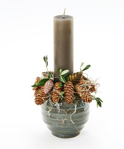 Sød dekoration med bloklys og naturpynt