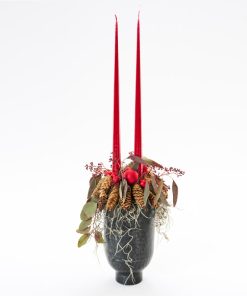 Firmajuledekoration i rød med stagelys, floristens valg