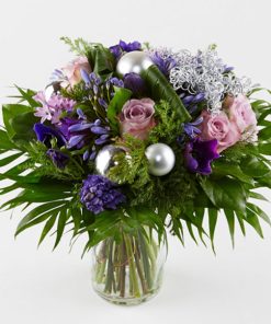 En tæt buket i lilla nuancer, hvor der også er sølvkugler i som festligt pynt.