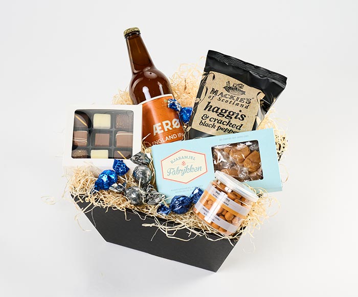 Gavekasse med specialøl, chips, karameller, chokolade og snacks.