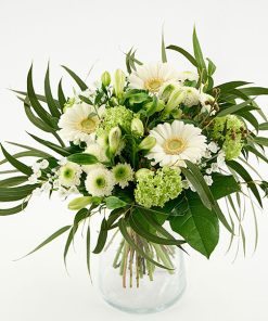 Hvid buket bundet af gerbera, santini chrysanthemum, alstroemeria, viburnum og grønt.