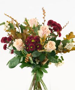 Luftig buket i gyldne og lyse nuancer af bl.a. roser, monbretia, santini chrysanthemum og efterårsløv.