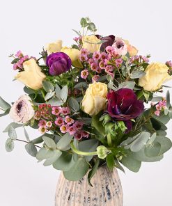 Piblende og glad forårsbuket