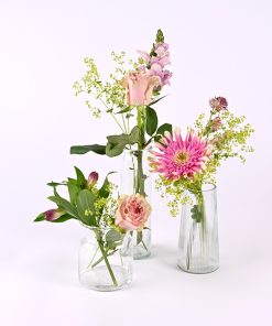 Festlig vasepynt med lyserøde blomster