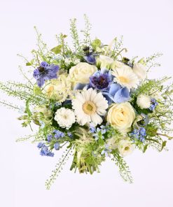 Sommerlig brudebuket med hortensia i blå og hvid