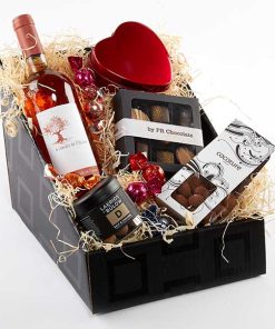 Gavekasse med rosevin, hjerte, og en masse forskelligt chokolade