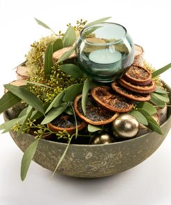 Juledekoration med et fyrfaddslys.