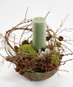 Varm juledekoration med grene og bloklys