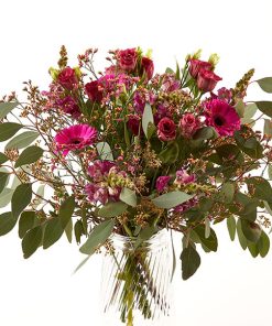 En høj og luftig buket i smukke, mørke, rødlige nuancer.