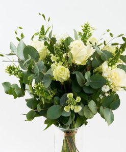 Luftig buket af hvide blomster bl.a. roser og phlox.