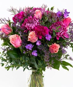 En stor og fyldig buket i lilla, pink og cerise farver.