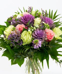 Buket i hvid, lilla og lyserød.