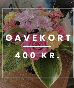 Billede af en buket, hvor der står "Gavekort 400 kr." som tekstoverlay