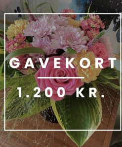 Billede af en buket, hvor der står "Gavekort 1.200 kr." som tekstoverlay