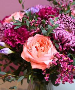 Nærbillede af buket i lyserøde og lilla farver