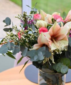 Julebuket med amaryllis og lyserøde blomster