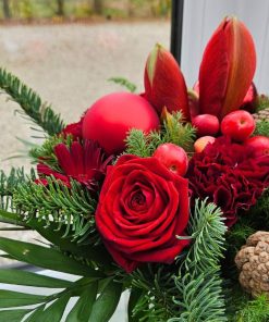 Nærbillede af rød julebuket med julekugle