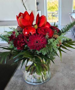 Rød buket med amaryllis i glasvase