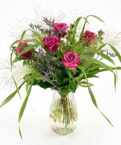 Buket af pink roser og små lilla blomster