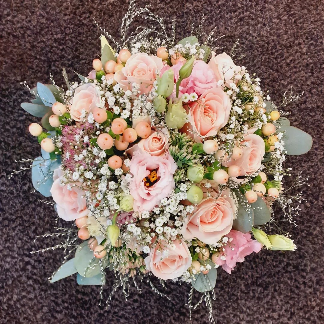 Rund brudebuket i hvid, creme, rosa og lys ferskenfarvet.